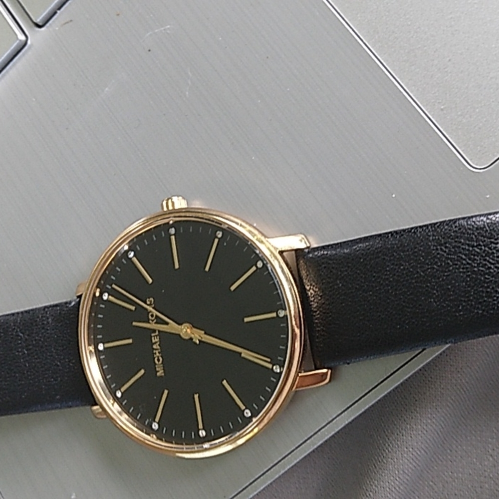 Michael Kors Pyper 33 millimeter stainless steel black and gold